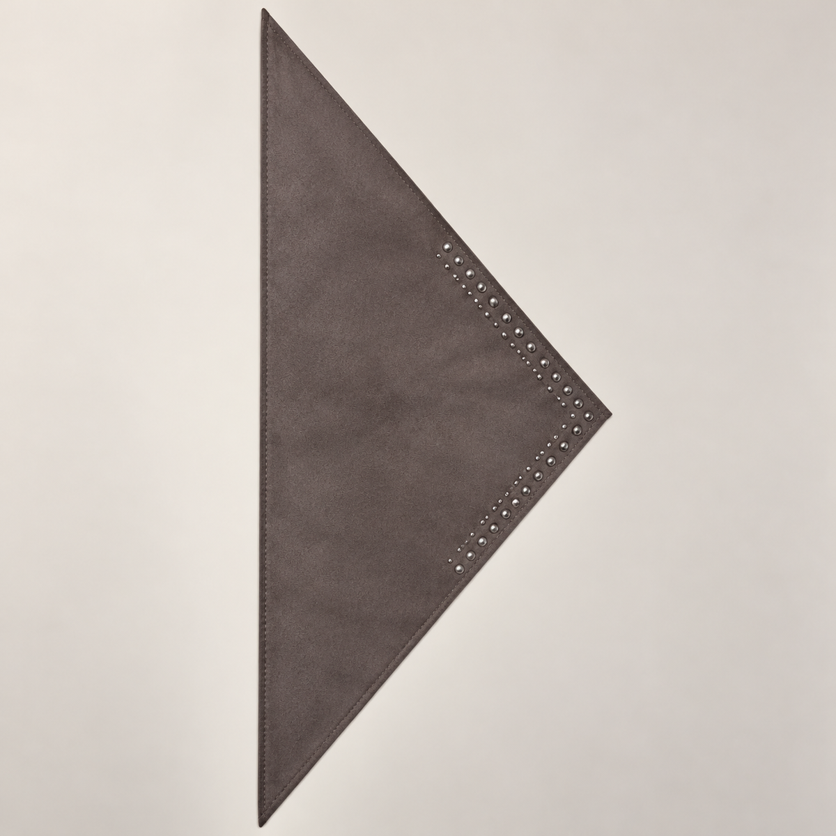 Triangle à clous effet suédine – AVA