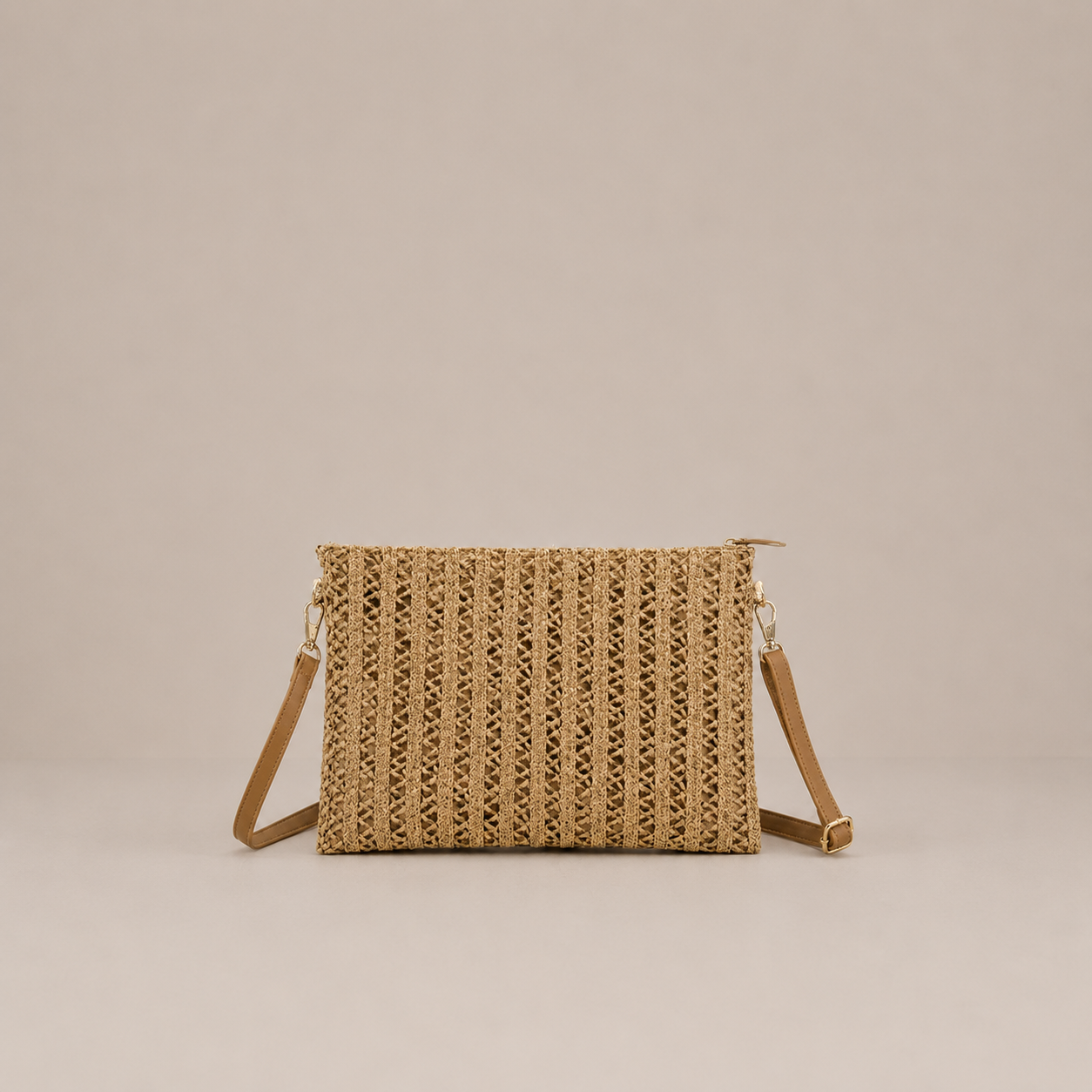 Sac pochette tressé à finitions dorées éclat solaire