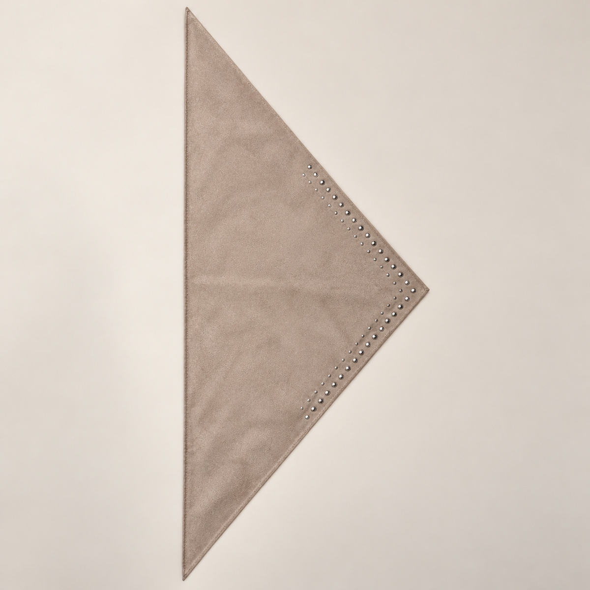 Triangle à clous effet suédine – AVA