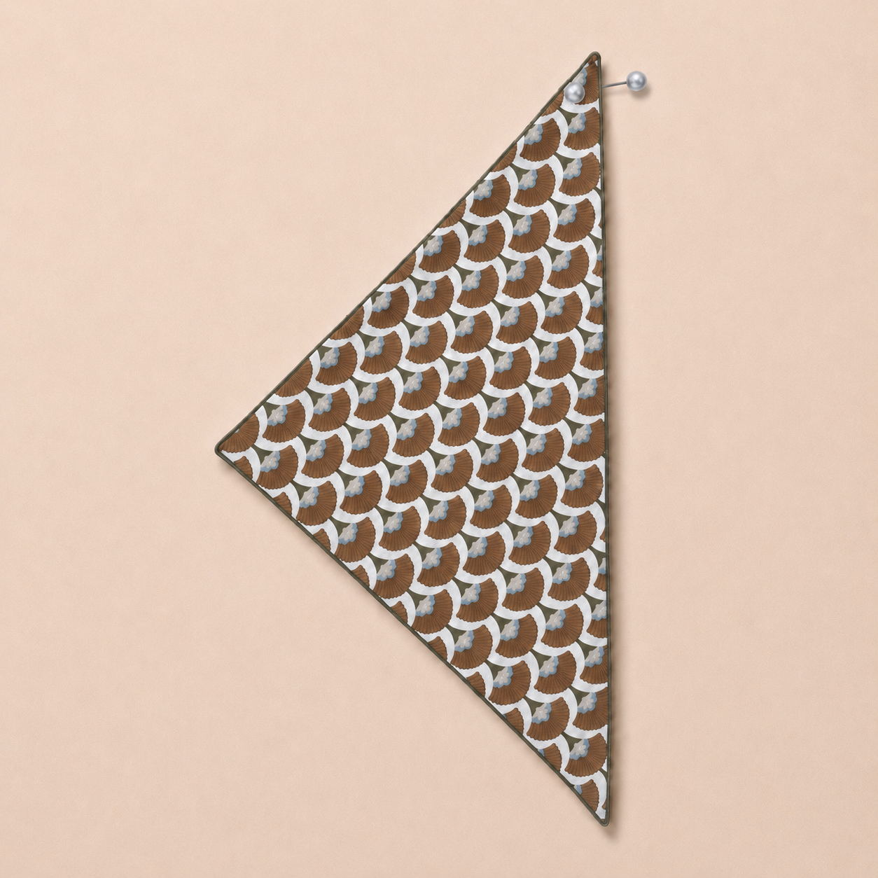 Création triangle réversible à broche double perles taupe