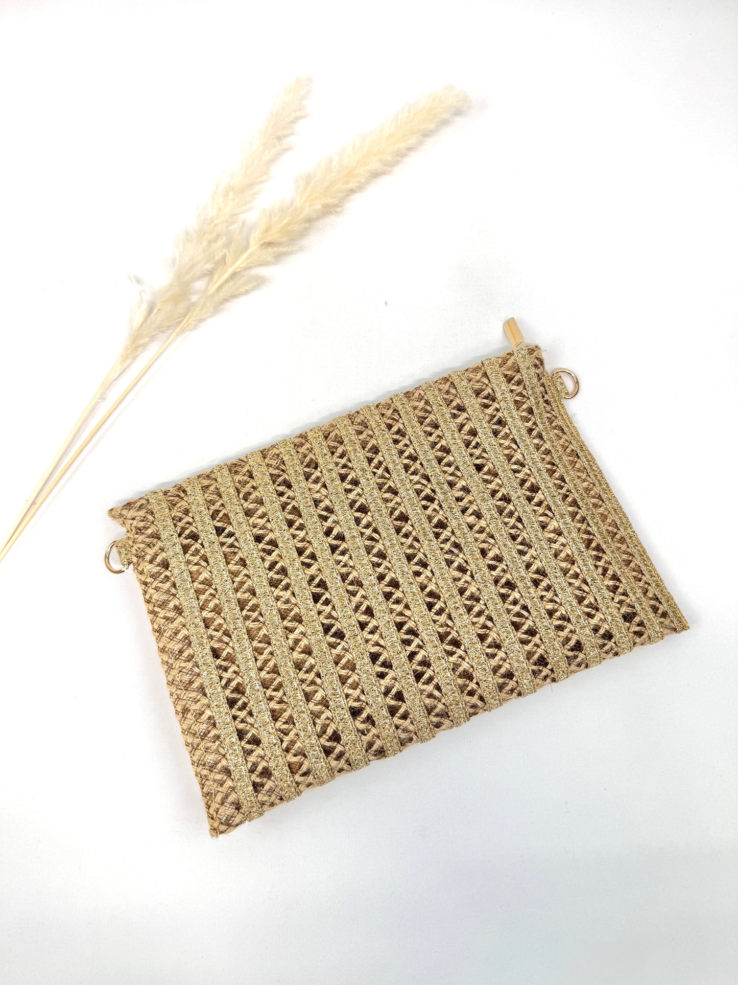 Sac pochette tressé à finitions dorées éclat solaire