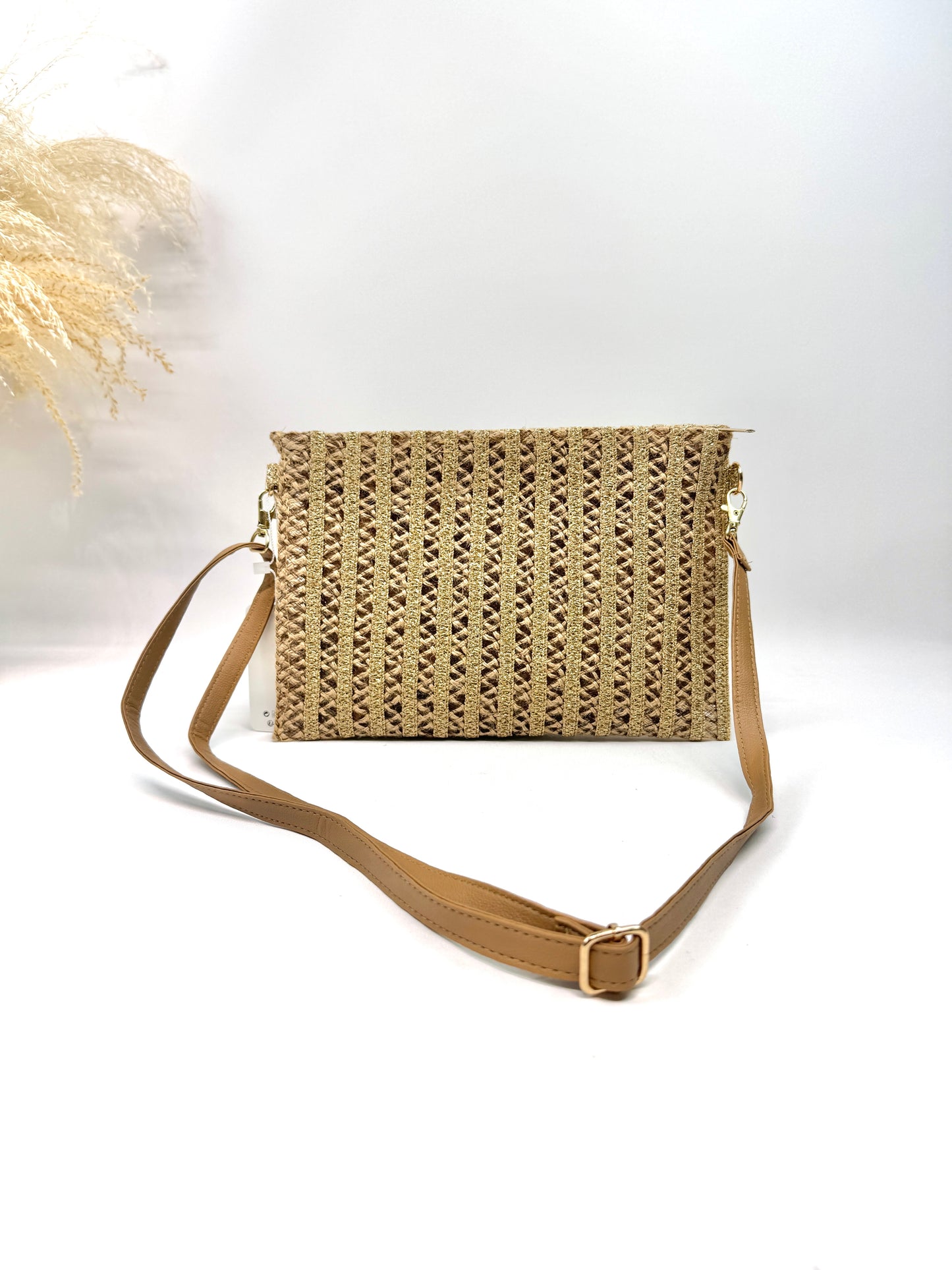 Sac pochette tressé à finitions dorées éclat solaire