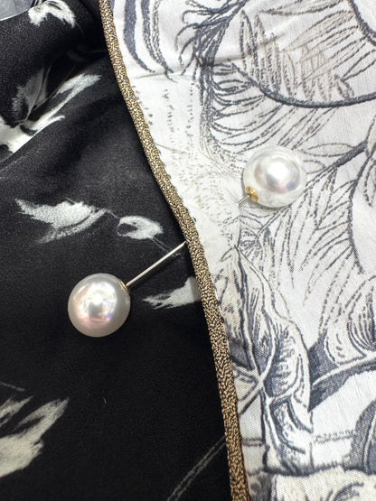 Création triangle réversible à broche double perles blanc/noir