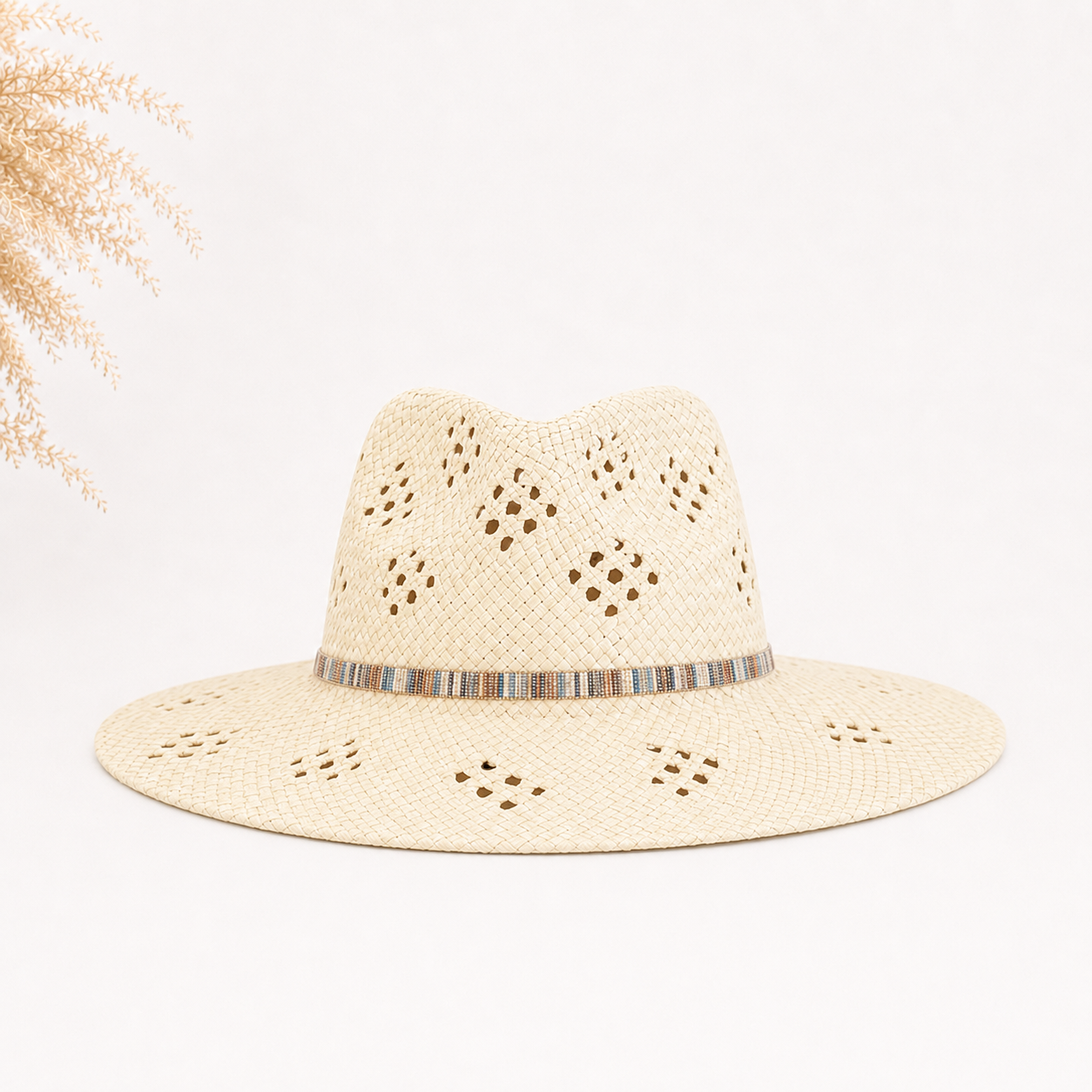 Chapeau été ajouré avec bande fantaisie